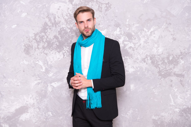 用优雅的围巾装点忙碌的日子。商人戴着蓝色的长围巾。英俊的男士穿着正装，围着围巾。商务时尚配饰。时尚的围巾，优雅的设计图片下载