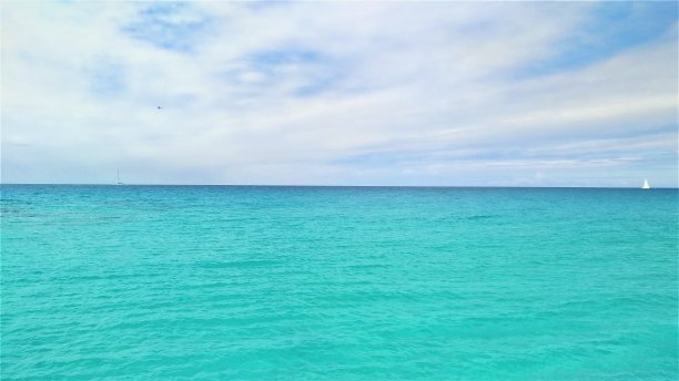 令人惊叹的蓝色和绿松石色的海水，白色含糖的沙子和完美的度假氛围在圣马丁，加勒比图片下载