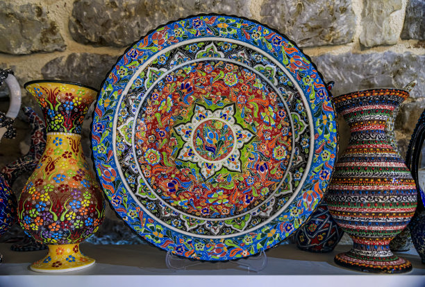 五颜六色的门的内哥罗手绘花卉图案的装饰盘在黑山科托尔老城的纪念品商店出售图片下载