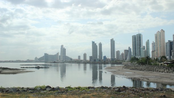 巴拿马城:全景城市天际线，住宅摩天大楼，办公大楼和一些污垢的海湾图片下载