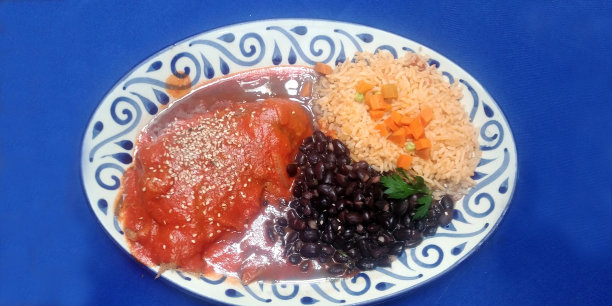 在塔拉韦拉菜里有墨西哥风味的米饭和豆子图片下载