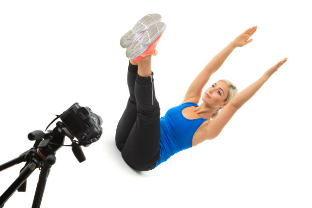 这位金发的年轻运动女孩坐在镜头前，告诉我们如何锻炼身体图片下载