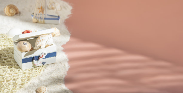 夏日沙滩度假背景以木制玩具宝盒和桃木船为背景。放松和平静图片下载