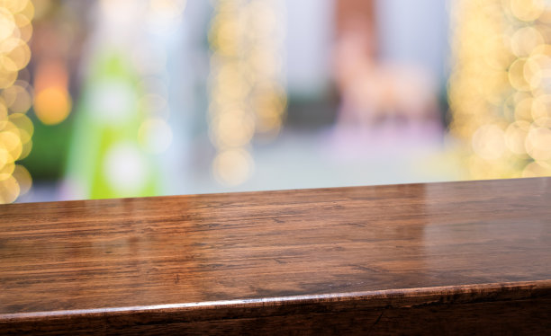 空对角线深色木桌与模糊灯光在街道市场背景，横幅模型模板的产品展示图片下载