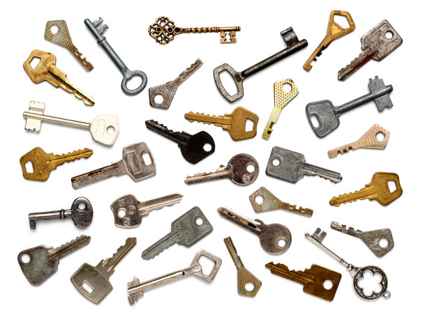 不同形状的老键孤立在白色背景上。平躺，俯视图。图片下载