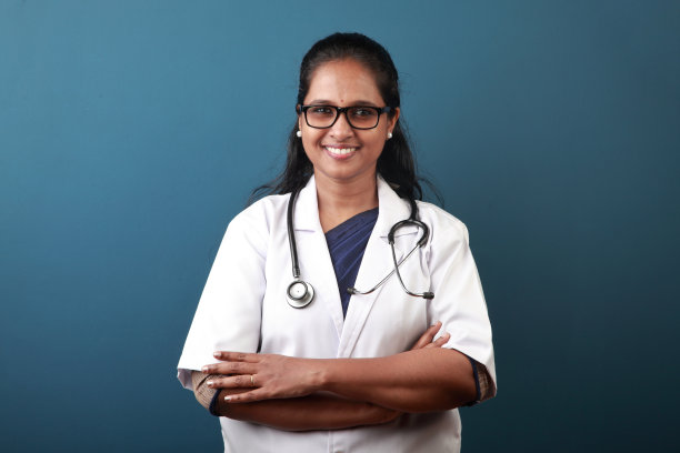 一个微笑的年轻印度裔女医生的肖像图片下载