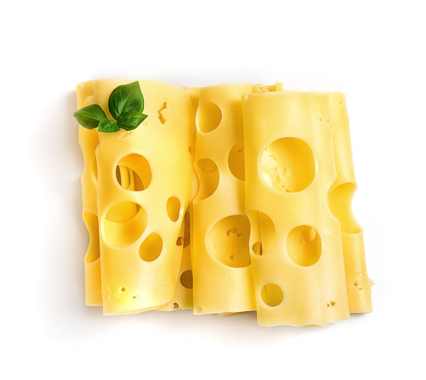 白色背景下的硬奶酪片图片下载