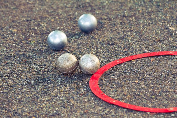 地滚球在地上用红色瞄准环进行比赛图片下载