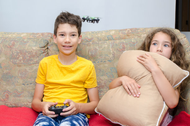 男孩在房子里开无人机图片下载