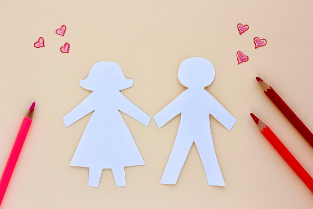 剪影，在明亮的背景上用心形和彩色铅笔从相爱的情侣纸上剪下的人物。情人节的概念，婚礼，爱情，真情，传统家庭。图片下载