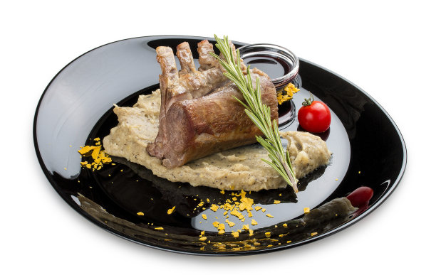 烤羊排配松露泥放在黑色光泽盘子上图片下载