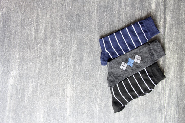 在复古的灰色背景上观看不同颜色和风格的袜子图片下载