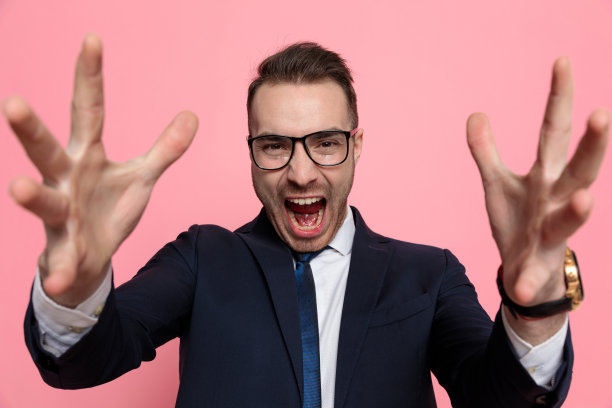 快乐优雅的模特在西装尖叫，手举起来图片下载