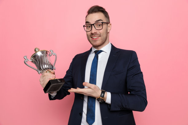 年轻优雅的商人微笑着颁发奖杯图片下载