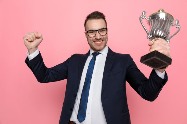 快乐热情的家伙穿着西装庆祝胜利图片下载