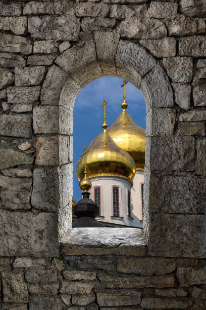 用石头战争塔窗户和东正教堂阳光灿烂的金色圆顶拼贴电脑图像图片下载