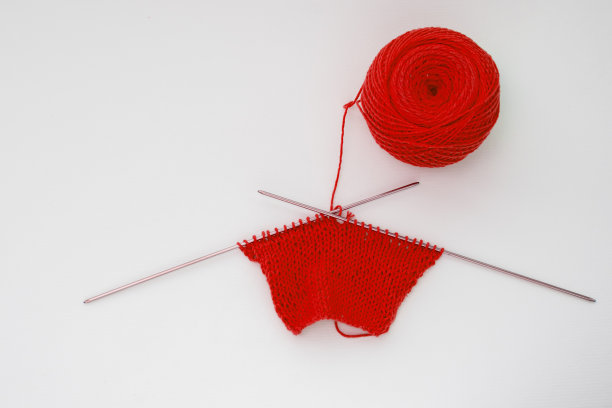 在一个孤立的背景上的红色纱线针织图案的俯视图，复制空间。刺绣概念,手工制作的图片下载