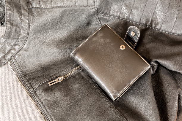 皮夹克和一个钱包图片下载