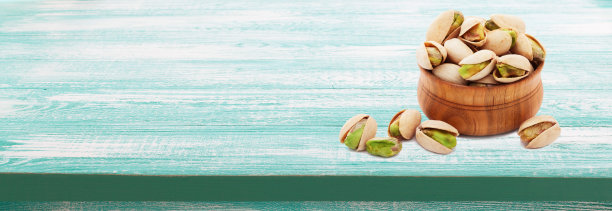 开心果。许多开心果孤立在白色上。图片下载