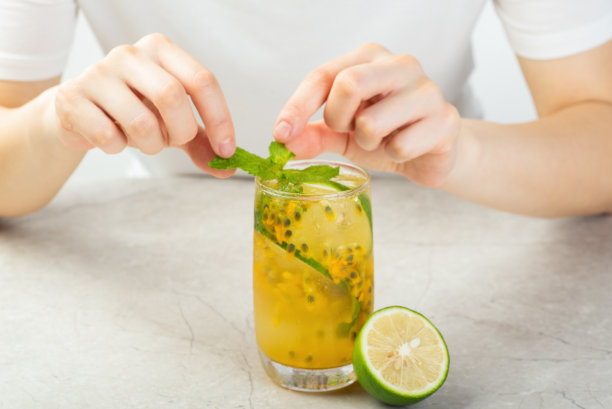 冷冻百香果绿色柠檬水在夏天图片下载