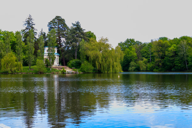 乌克兰乌曼Sofiyivka公园的Anti-Circe岛上的上池塘和粉色亭子图片下载