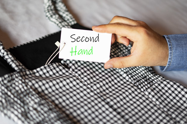拿着"二手"标签的男人。服装标签。秒针图片下载