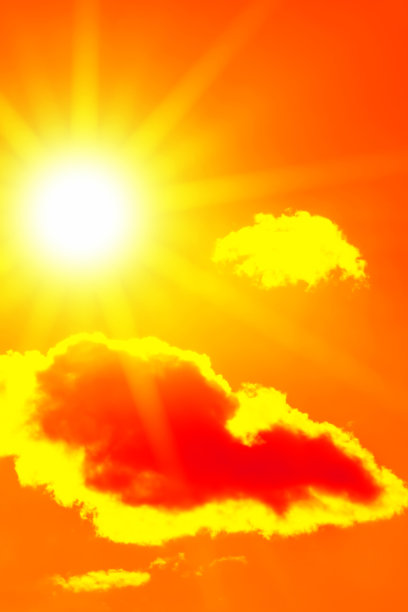 明亮的太阳和美丽的光束在天空和云(色调为红色)图片下载