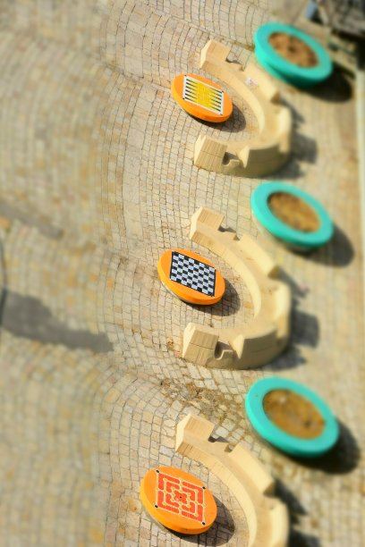 从上方俯视特拉维夫阿塔里姆广场的游戏桌图片下载