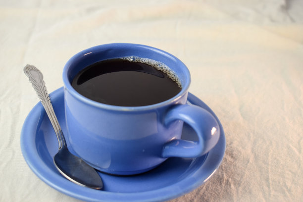 白色背景上的一杯咖啡图片下载