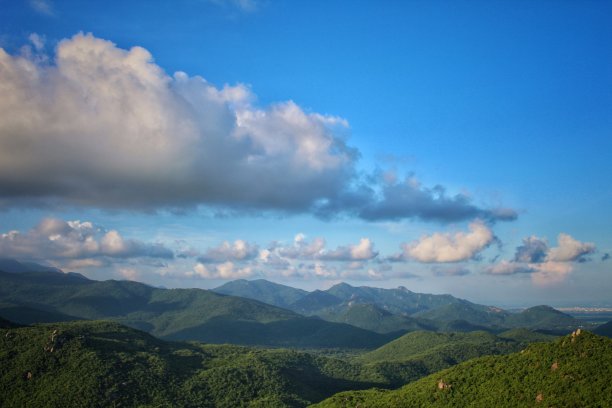 迷人的云和一望无际的绿色山谷图片下载