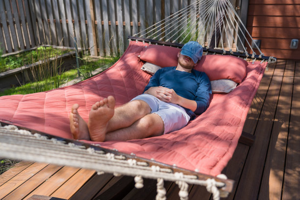 一个年轻人在吊床上打盹图片下载