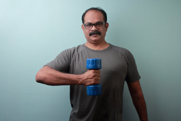 中年男子在做举哑铃的运动图片下载