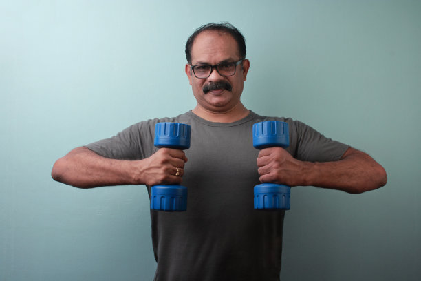 中年男子在做举哑铃的运动图片下载
