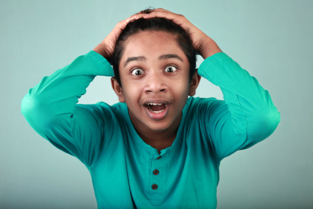 年轻的男孩，表情和手势都过于兴奋图片下载