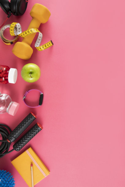 运动设备和配件鞋哑铃在粉红色的背景图片下载