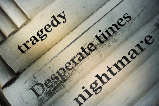 苦恼的报纸头条悲剧绝望的时代噩梦图片下载
