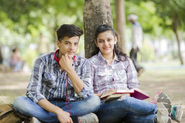 学生们在校园库存照片图片下载