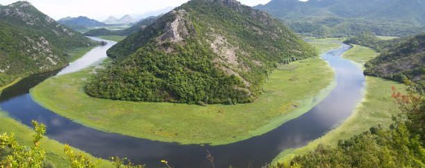 著名的斯卡达湖U形弯道图片下载
