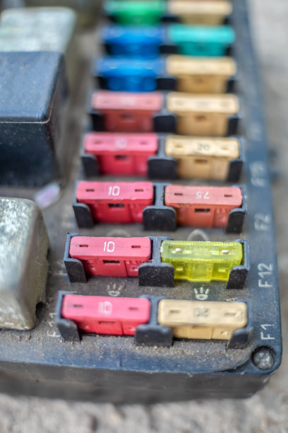 许多具有不同电流值的保险丝特写。垂直图图片下载