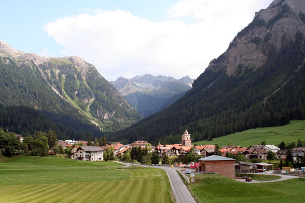 瑞士阿尔卑斯山的村庄图片下载