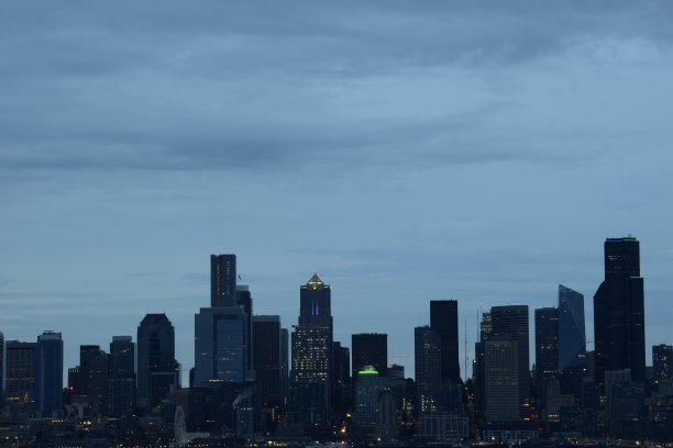 多云日出中的西雅图天际线图片下载