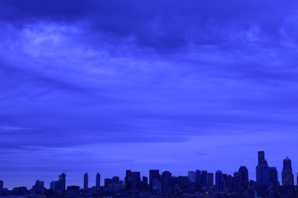 多云日出中的西雅图现代天际线图片下载