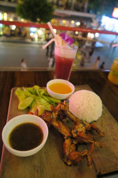 柬埔寨食物-炸蛙配传统酱汁图片下载