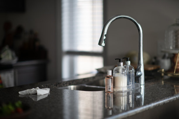 在Covid-19期间保持双手和表面清洁图片下载