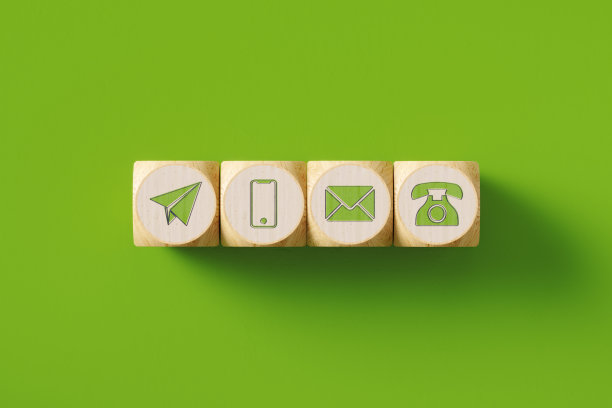 各种联系我们图标绘制木块坐在绿色背景图片下载