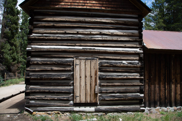 废弃的原木建筑在美国西部的鬼城图片下载