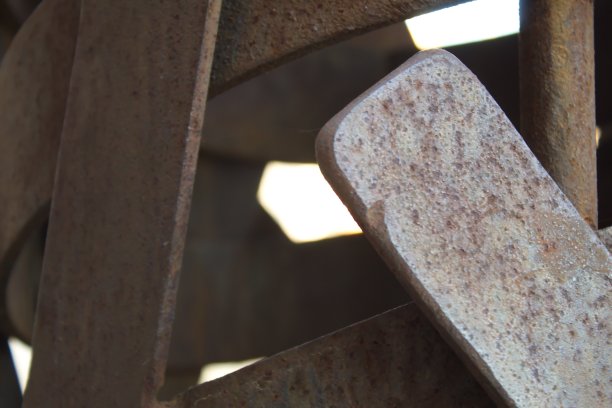 老化的金属结构塑造雕塑图片下载