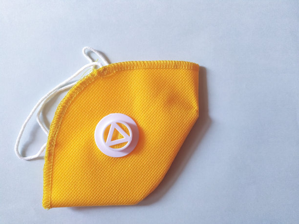 白色背景上的优质橙色蒙版。图片下载