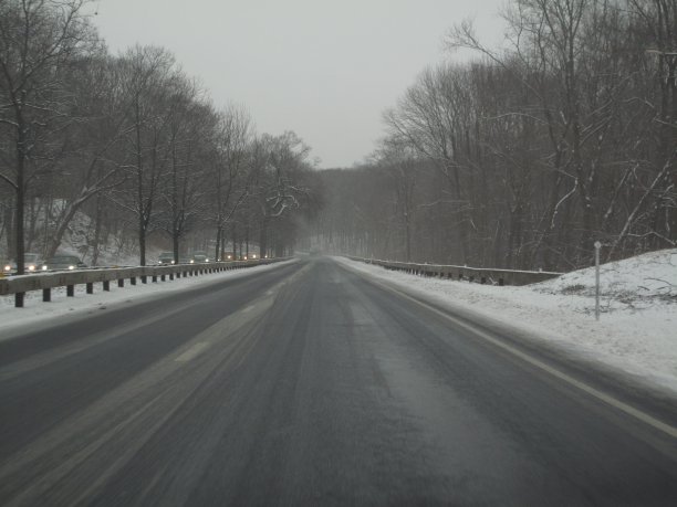 康涅狄格州梅里特公园路冬季恶劣天气图片下载