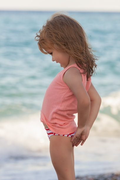 沙滩上的一个小女孩图片下载